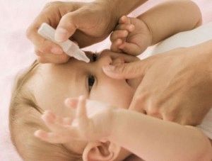 كيفية غرس قطرات في عين الطفل