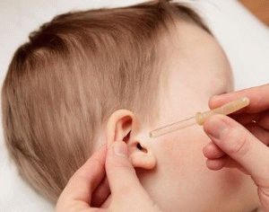 cum să insufle picături în urechea unui copil