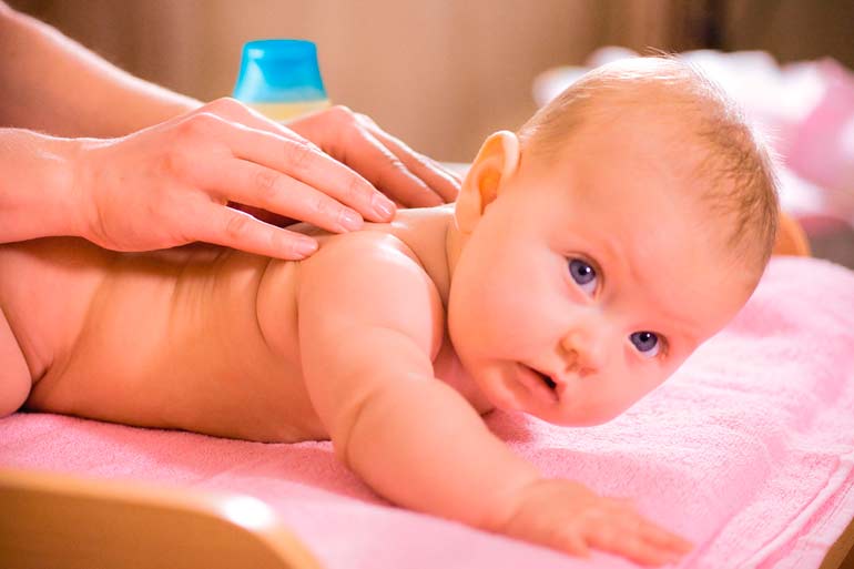 massage voor een pasgeboren baby van 0 tot 3 maanden