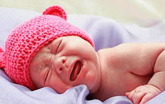 bébé nouveau-né pleure