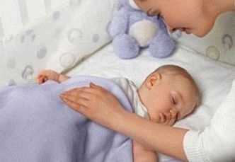 Kolik novorozence by mělo spát