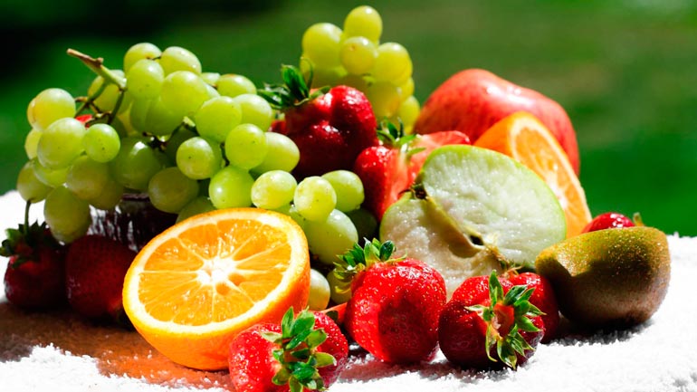 fructe în timp ce-alăptați