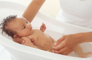 baigner un nouveau-né dans de l'eau bouillie