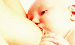 لماذا يبصق الطفل بعد الرضاعة