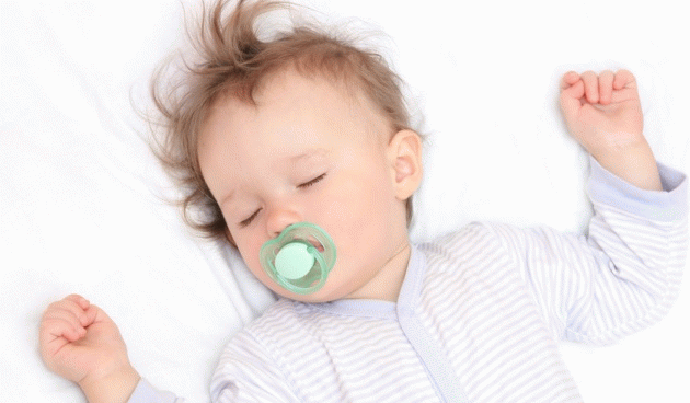 de ce copilul se uită în somn