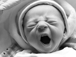 Warum zittert das Kinn eines Neugeborenen?