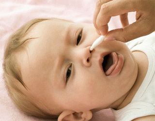 Cum să curățați nasul unui nou-născut de gnate