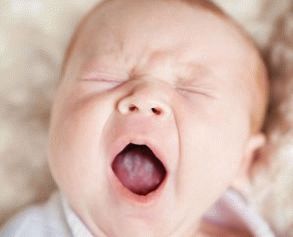 Warum hat ein Neugeborenes eine weiße Zunge?