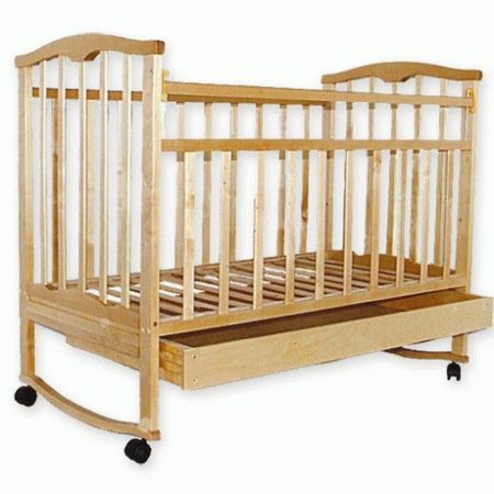 Holzbett für ein Neugeborenes