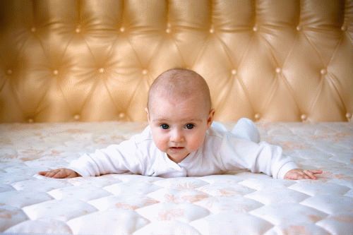 How to choose a mattress for a newborn