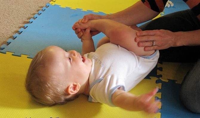 ensinar bebê rolar