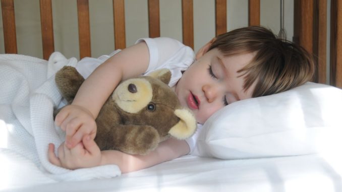 Jak nauczyć dziecko spać w łóżeczku