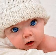 Welche Farbe hat das Auge bei einem Neugeborenen?