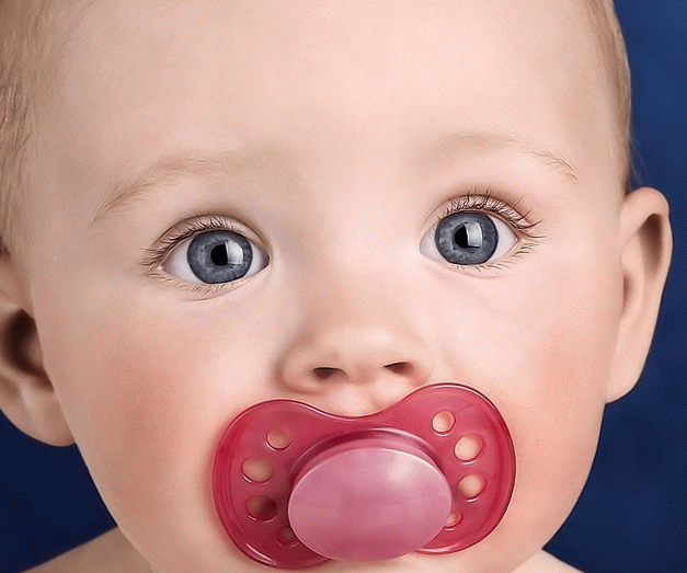 een baby spenen van borstvoeding