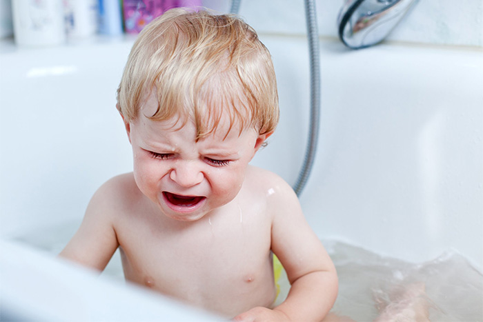 copilul se teme să se scalde în baie