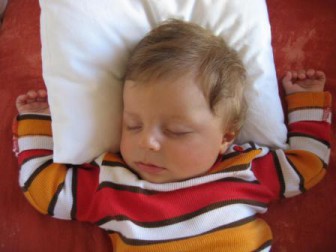Semasa bayi boleh tidur di atas bantal