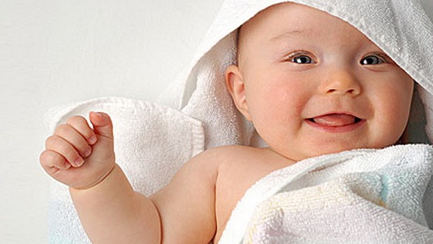 Intimhygiene eines neugeborenen Mädchens