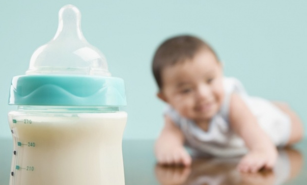 uložte exprimované mateřské mléko