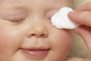 proper care for the eyes of the newborn
