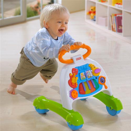 Když dítě začalo chodit po podpěře - nabídněte mu bezpečný stroj s rukojetí. Dítě ji bude následovat a drží se za kliky.