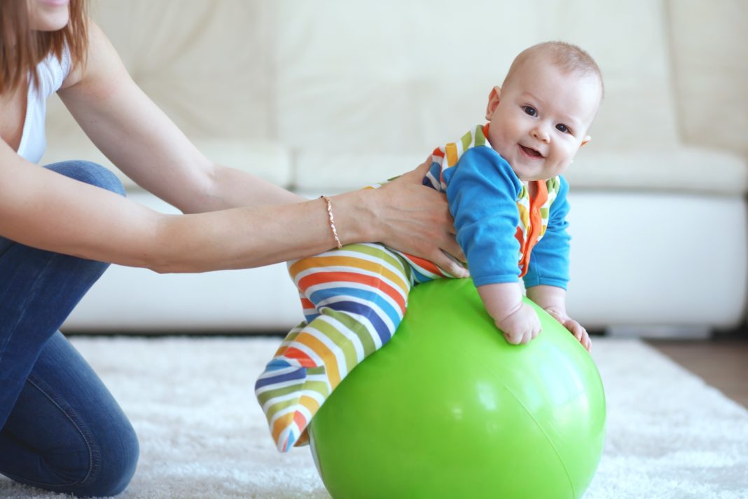 Lecții de fitball cu un nou-născut