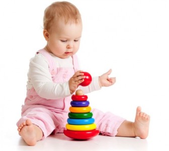 اللعب مع طفل في عمر 7 أشهر