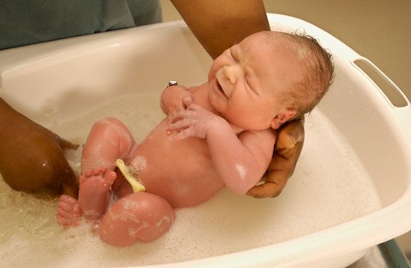 yeni doğmuş bir bebek yıkanmak nasıl