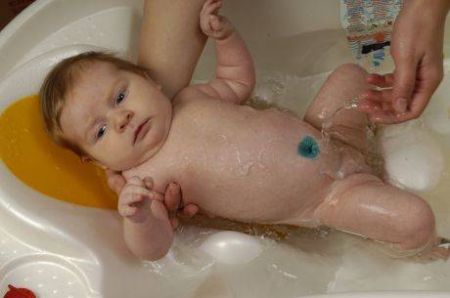 يستحم بشكل صحيح طفل حديث الولادة