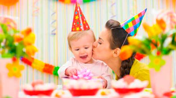 So feiern Sie den ersten Geburtstag eines Kindes