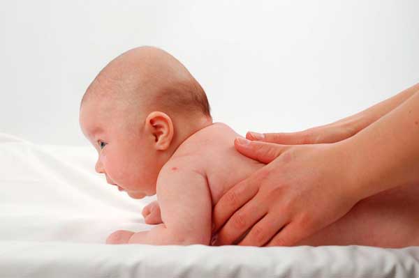 طفل حديث الولادة على بطنه
