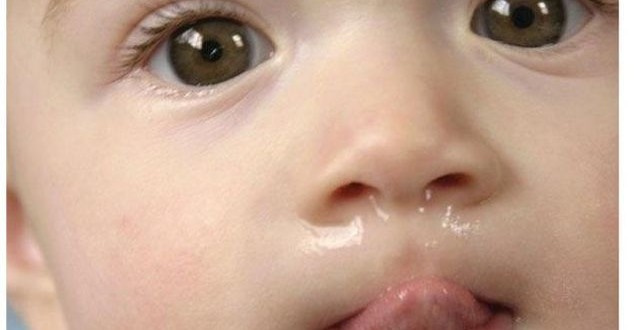 nasul curgător într-un aspirator nou-născut