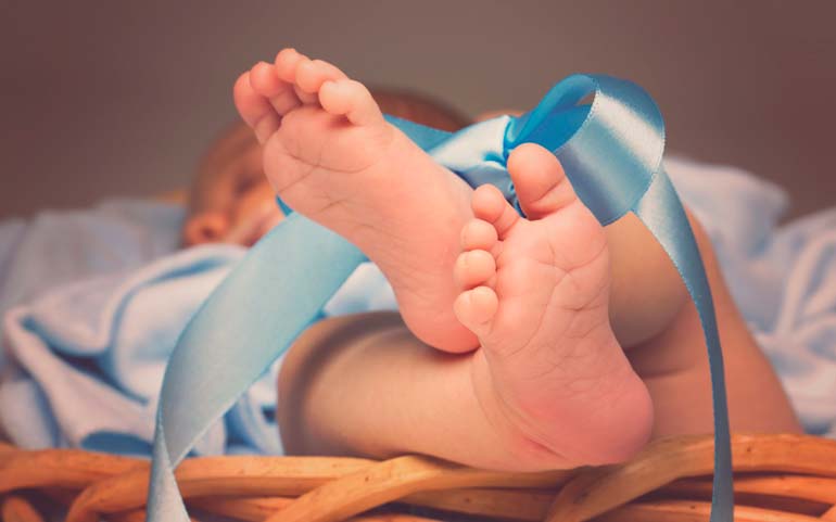 طفل حديث الولادة في شهر واحد