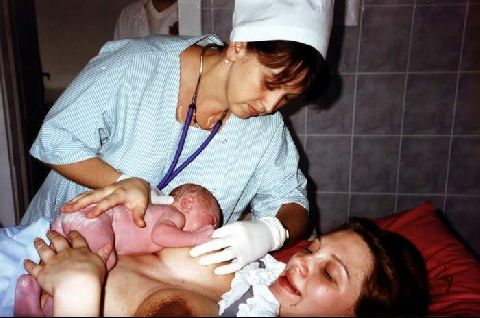 a csecsemőt közvetlenül a születés után mellére rakva