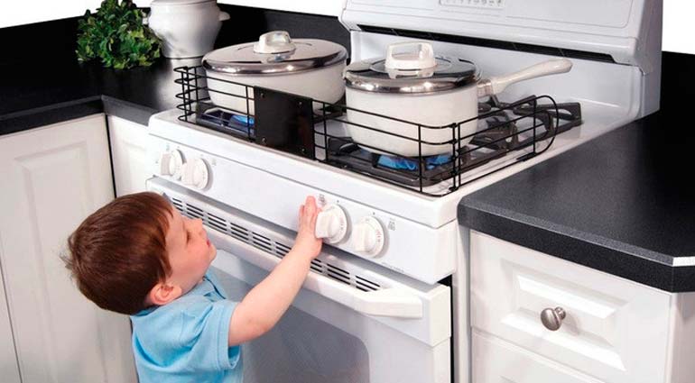bezpečnost dětí v kuchyni