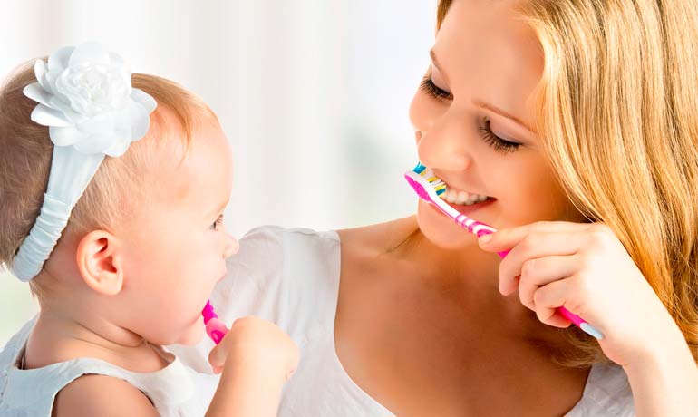 nous nettoyons les dents du bébé