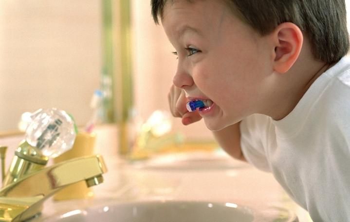 the child brushes his teeth