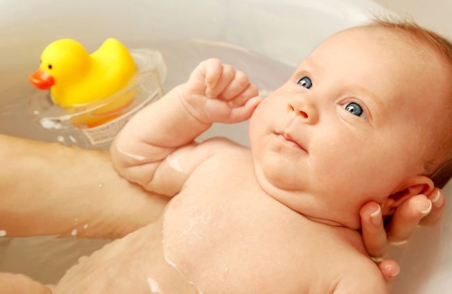 ein Neugeborenes baden