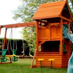speel houten huizen voor kinderen met een schommel en een glijbaan