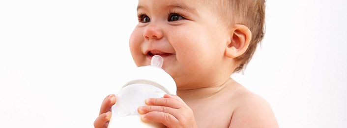hoe je een baby leert borstvoeding te geven na een flesje
