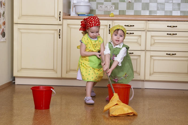 bagaimana mengajar anak untuk menolong di sekitar rumah