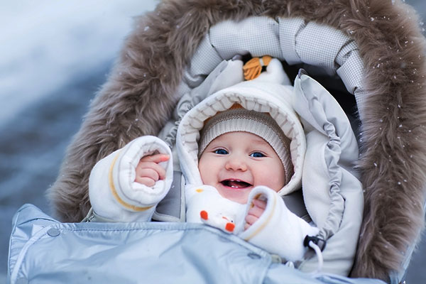 berjalan dengan bayi yang baru lahir pada musim sejuk