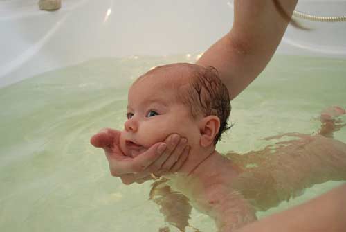 tenir l'enfant par le menton (nager)