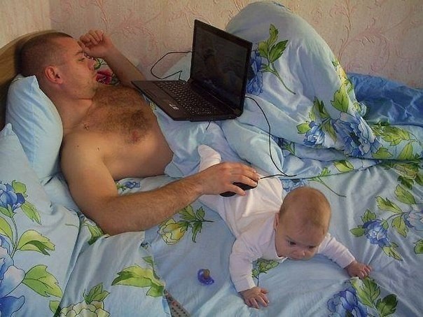 baby en vader met laptop