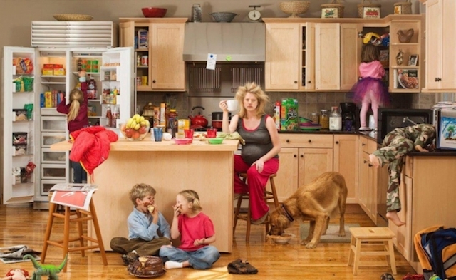 Mutter sitzt zu Hause mit Kindern