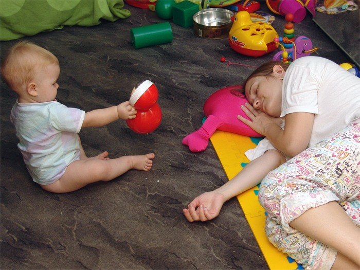 copilul joacă mama doarme