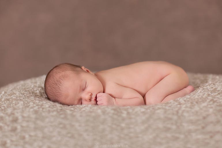 bayi yang baru lahir tidur di perut