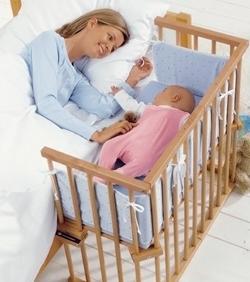 katil bayi berdekatan dengan orang dewasa