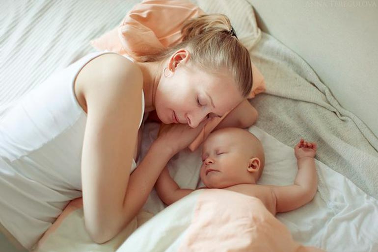 mom sleeps with a baby