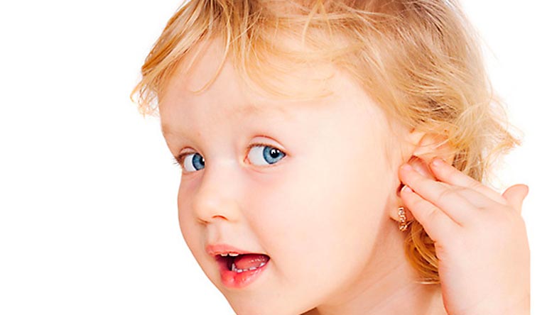 de oren van een kind doorboren