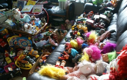 l'enfant a beaucoup de jouets